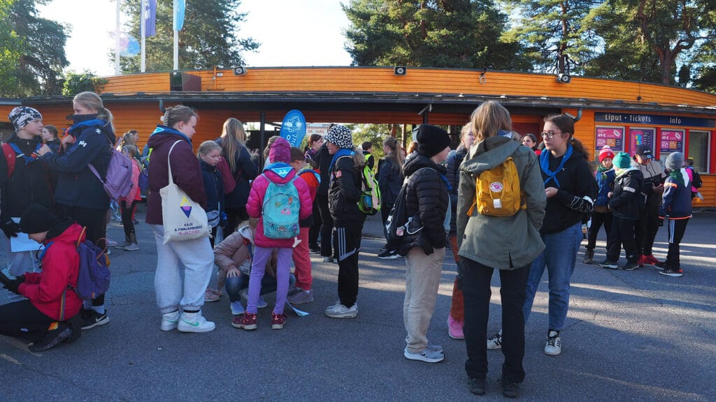 Partiolaisia odottamassa Särkänniemessä Harhahetki-kisan alkua.